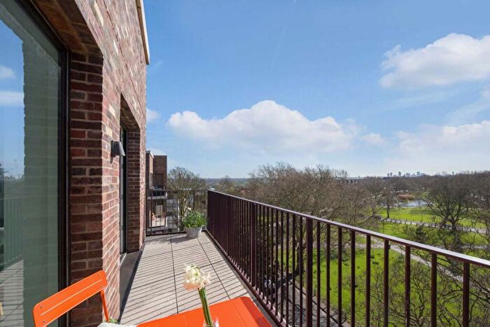 2 Bedroom Flat For Sale In Clapton Common, Clapton, E5