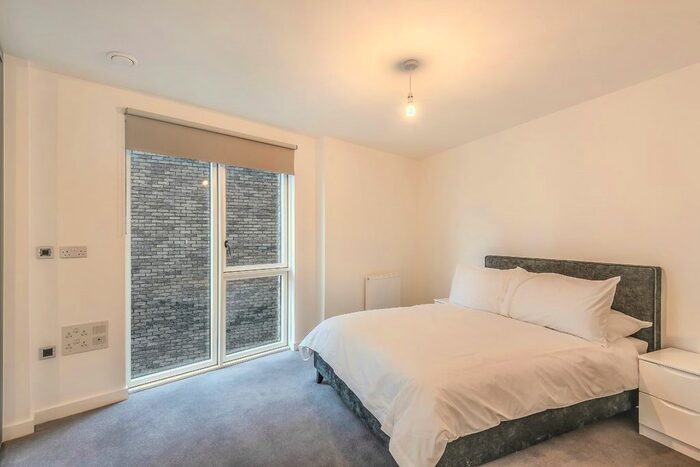 3 Bedroom Flat To Rent In Pavillions Court, Cooks Road, London, E15