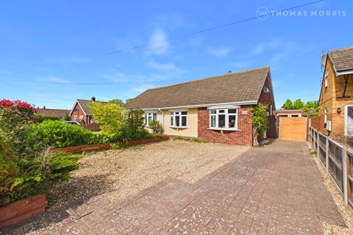 2 Bedroom Bungalow For Sale In Holme Court Avenue, Biggleswade, Bedfordshire, SG18
