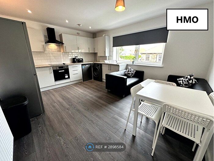 4 Bedroom Flat To Rent In Hmo Licensed Wedderlea Drive, Glasgow, G52