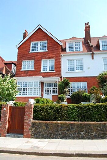 4 Bedroom Flat To Rent In Garden Flat, Bracknell Gardens, London, NW3