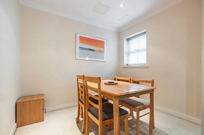 2 Bedroom Flat To Rent In Canal Boulevard, Camden, NW1