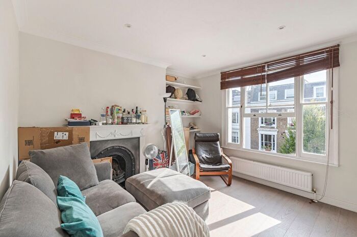 2 Bedroom Flat To Rent In Kempsford Gardens, Earls Court, SW5
