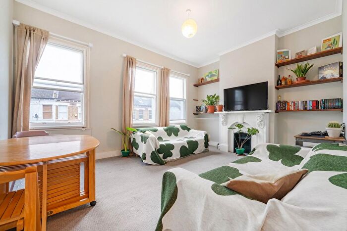 2 Bedroom Flat To Rent In Solon Road, SW2