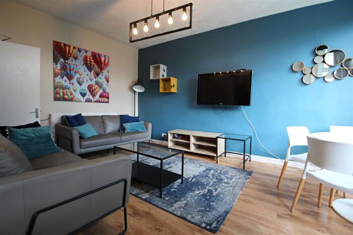 4 Bedroom Terraced House To Rent In Knowle Terrace, Burley, Leeds, LS4