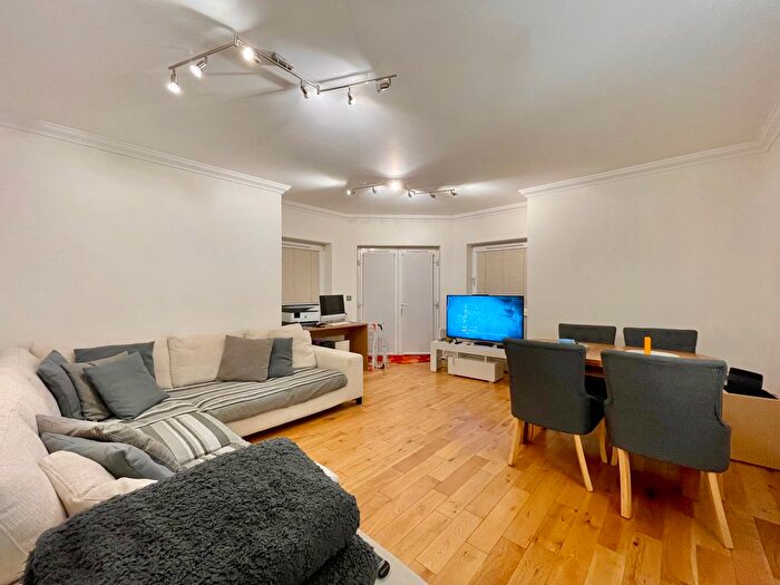 2 Bedroom Flat To Rent In Hartnell Court, Gruneisen Road, London, N3