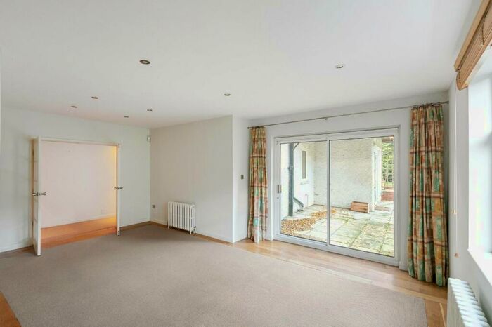 3 Bedroom Bungalow To Rent In Downsview Road, London, SE19