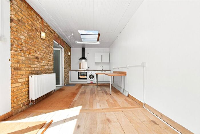 1 Bedroom Flat To Rent In (All Bills Included) Strayfield Road, Enfield, EN2