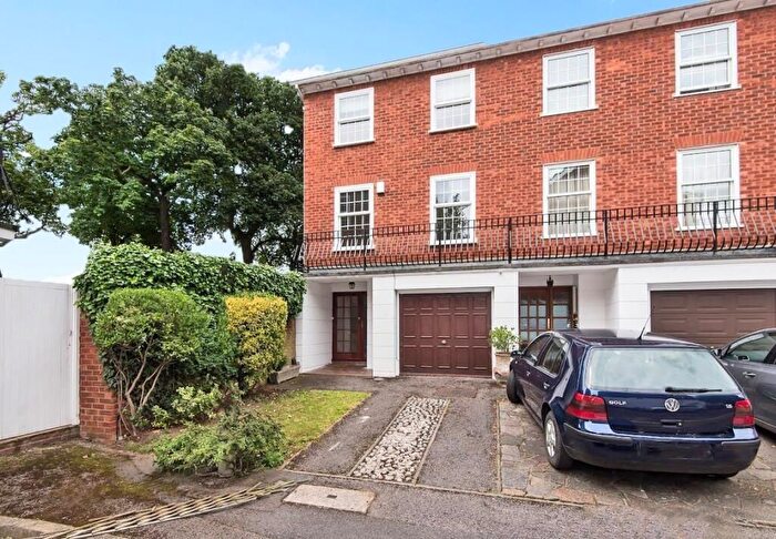 4 Bedroom Town House To Rent In Richmond, Surrey, TW9