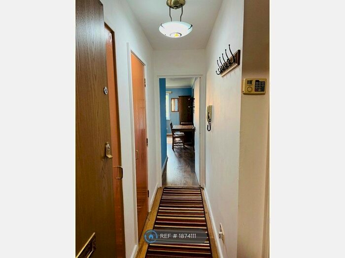 Studio To Rent In Park Road, London, EN4