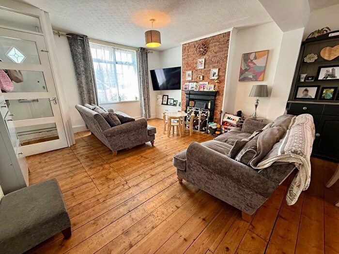 3 Bedroom Terraced House For Sale In Church Road, Slip End, LU1