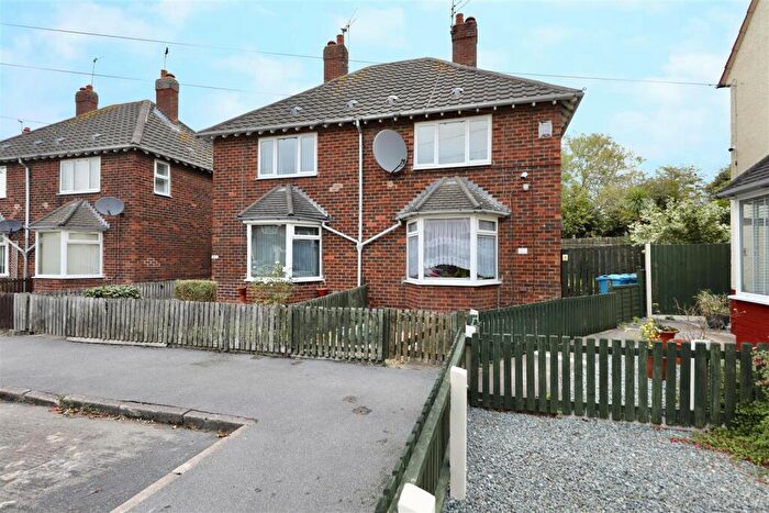 2 Bedroom Semi-Detached House For Sale In Dingley Close, Hull, HU6