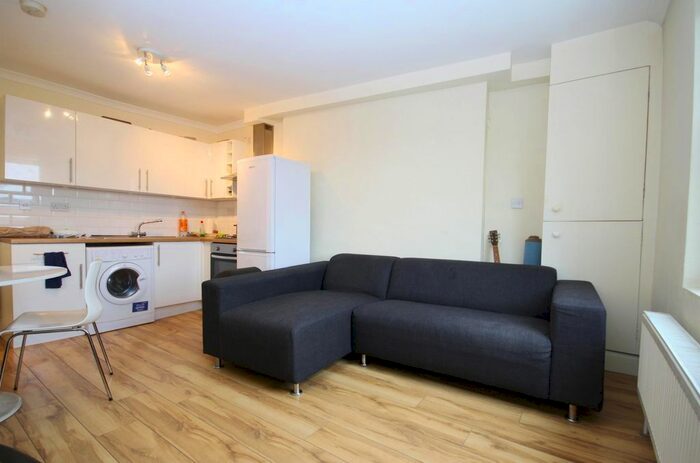 2 Bedroom Flat To Rent In New Cross Road, New Cross, London, SE14