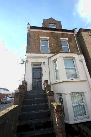 3 Bedroom Flat To Rent In Mayes Road, Woodgreen, N22