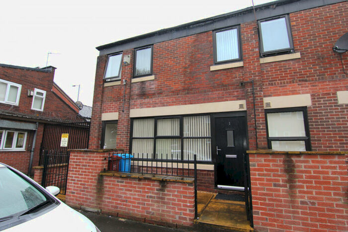 1 Bedroom Terraced House To Rent In West Street, Manchester, M11