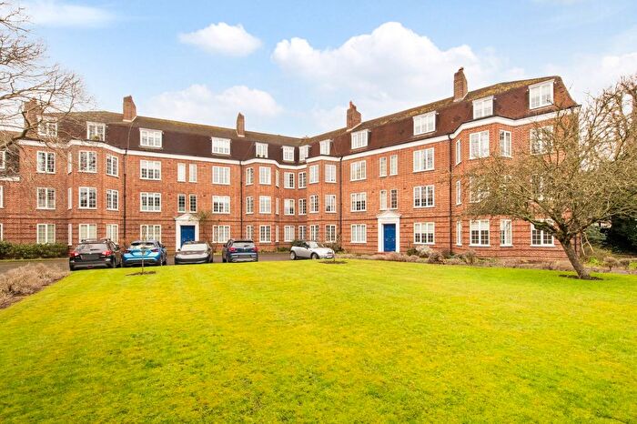 2 Bedroom Flat To Rent In Beresford Court, Park Road, TW1
