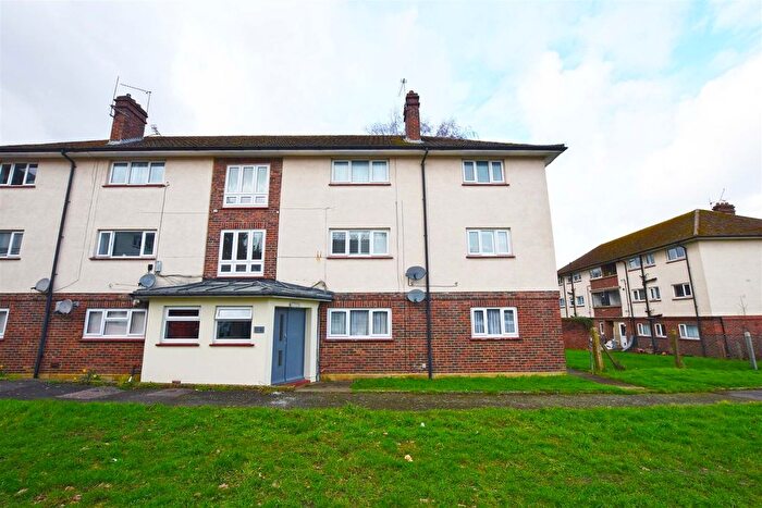 2 Bedroom Flat For Sale In Huckleberry Close, Chatham, ME5