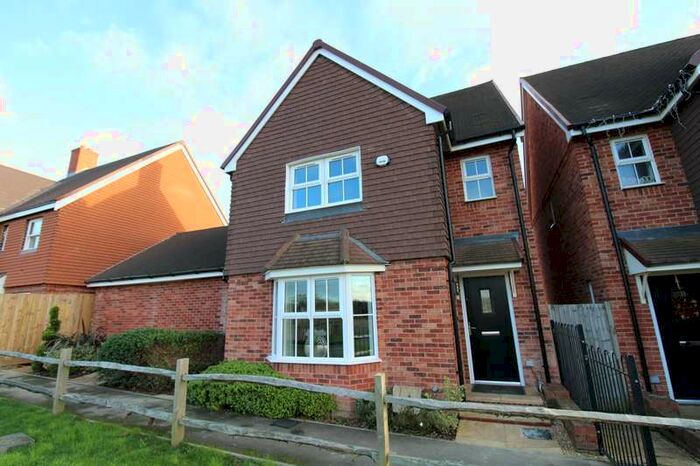 3 Bedroom Detached House To Rent In Horley, Surrey, RH6