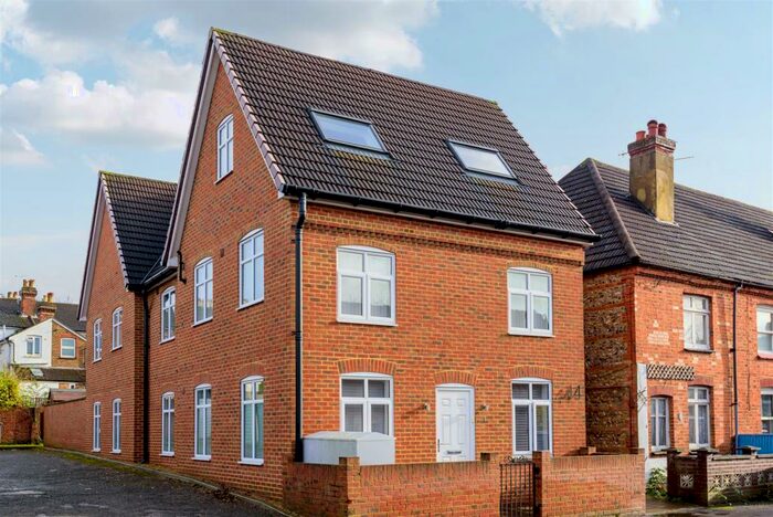 2 Bedroom Flat To Rent In Falcon Road, Guildford, GU1