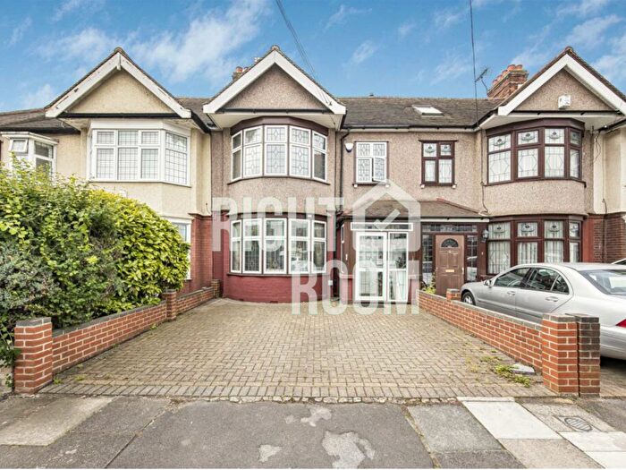 2 Bedroom Flat To Rent In Beattyville Gardens, Ilford, IG6