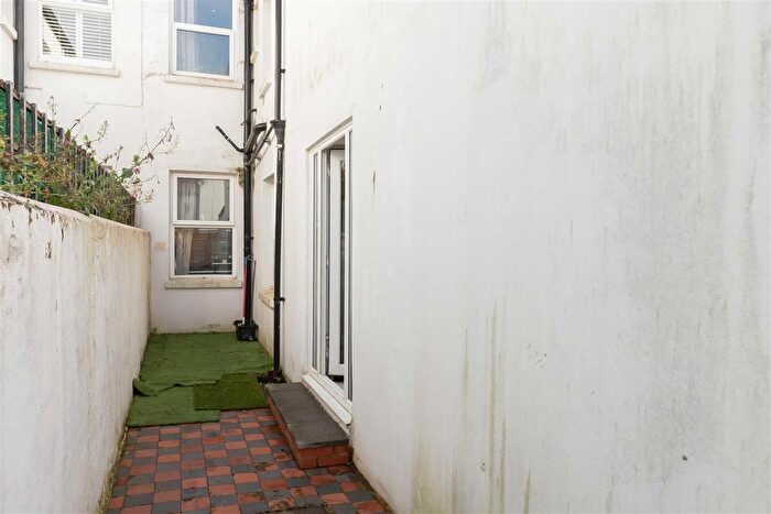2 Bedroom Flat For Sale In Eastcourt Road, Broadwater, Worthing, BN14