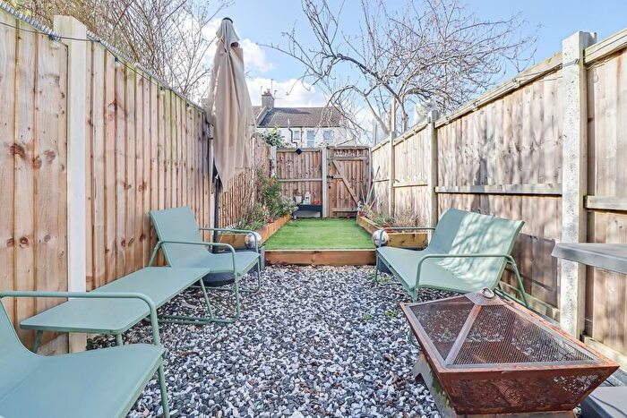 2 Bedroom Flat For Sale In Ramuz Drive, Westcliff-On-Sea, SS0