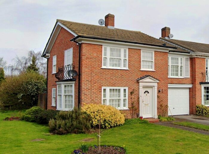 4 Bedroom End Of Terrace House To Rent In Springpark Drive, Beckenham, BR3