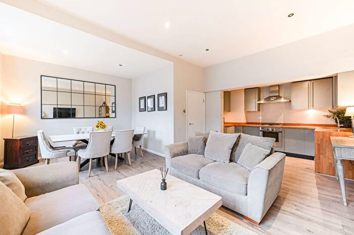 2 Bedroom Flat To Rent In Harcourt Terrace, Chelsea, London, SW10
