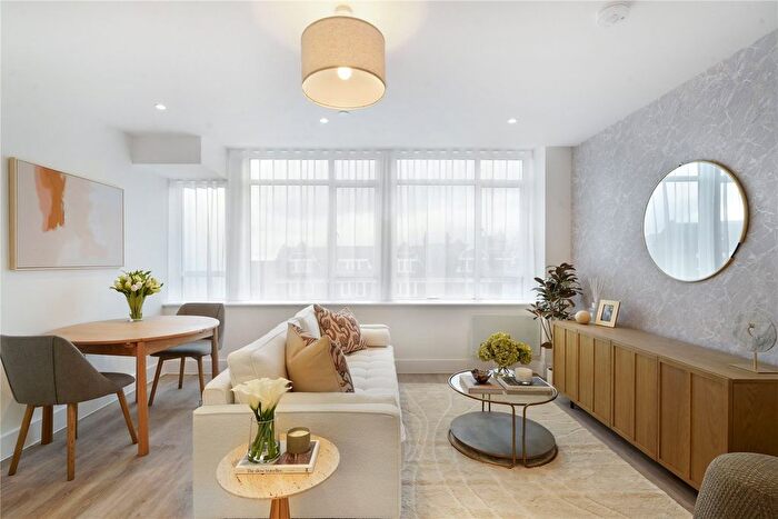 Studio To Rent In Streatham High Road, London, SW16