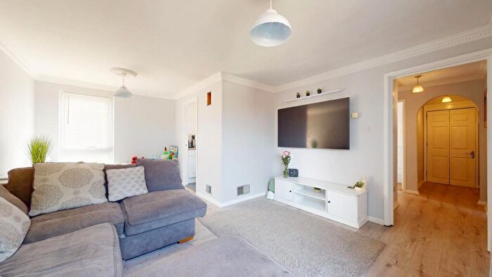 1 Bedroom Flat For Sale In The Hollies, Gravesend, DA12