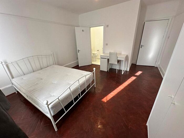 4 Bedroom Apartment To Rent In Brondesbury Park, Kilburn, NW6