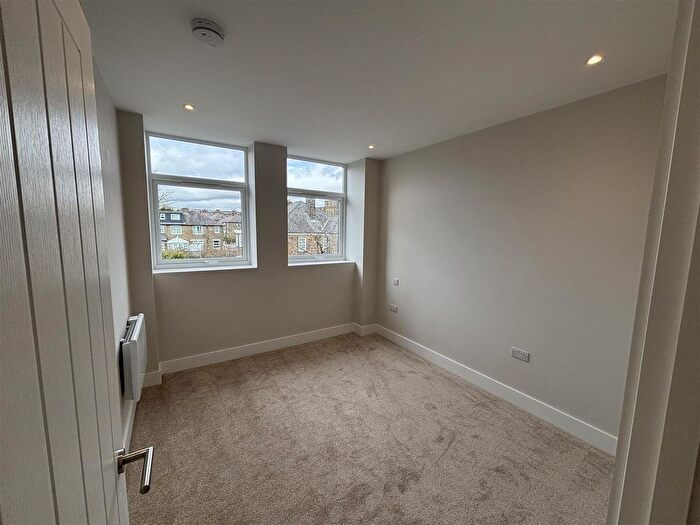 2 Bedroom Flat To Rent In Springhall Lane, Halifax, HX1