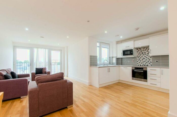 2 Bedroom Flat To Rent In Camberwell New Road, Camberwell, London, SE5