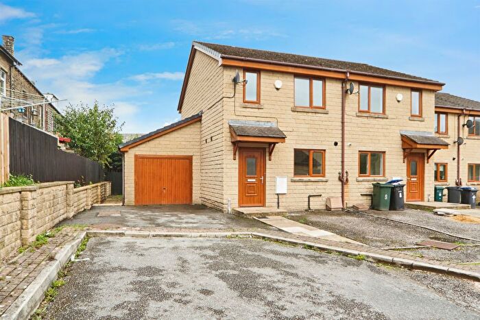 3 Bedroom End Of Terrace House For Sale In Lauren Drive, Keighley, BD22
