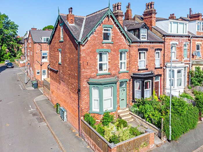 3 Bedroom End Terrace House For Sale In Delph Mount, Leeds, LS6