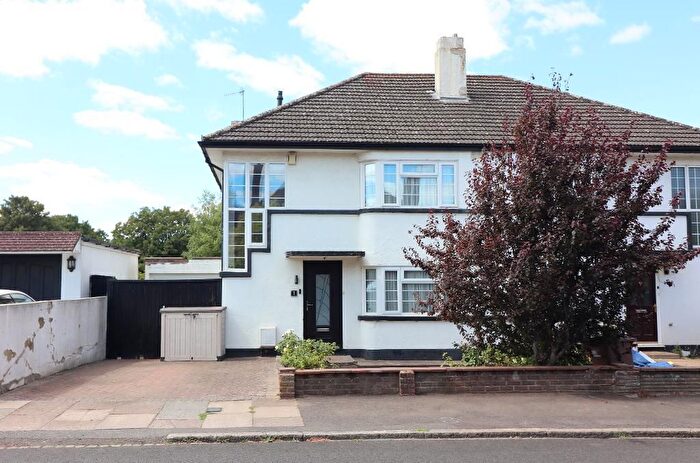 3 Bedroom Semi-Detached House For Sale In Manton Drive, Luton, Bedfordshire, LU2