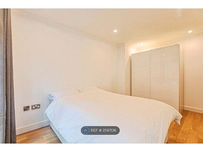 3 Bedroom Flat To Rent In Trinity Mews, London, E1