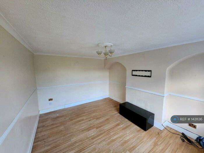 3 Bedroom Semi-Detached House To Rent In Roseberry Gardens, Upminster, RM14