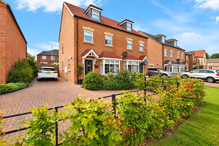 3 Bedroom Semi Detached House For Sale In Vickerman Close, Hull, HU10