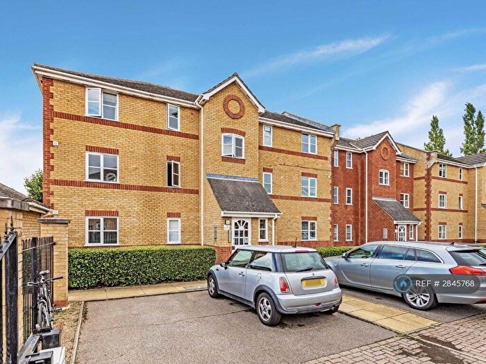 2 Bedroom Flat To Rent In Offers Court, Kingston Upon Thames, KT1