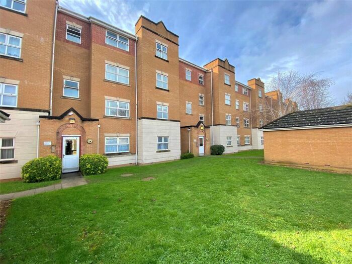 2 Bedroom Apartment To Rent In Pickfords Gardens, Slough, Berkshire, SL1