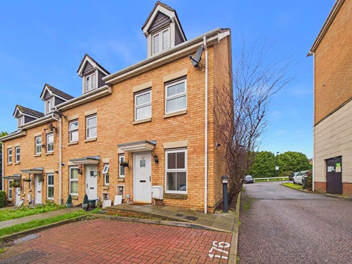 3 Bedroom Flat To Rent In Ambleside, Purfleet-On-Thames, RM19