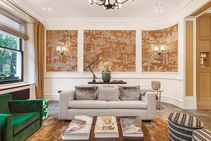 3 Bedroom Flat To Rent In Cadogan Place, London, SW1X