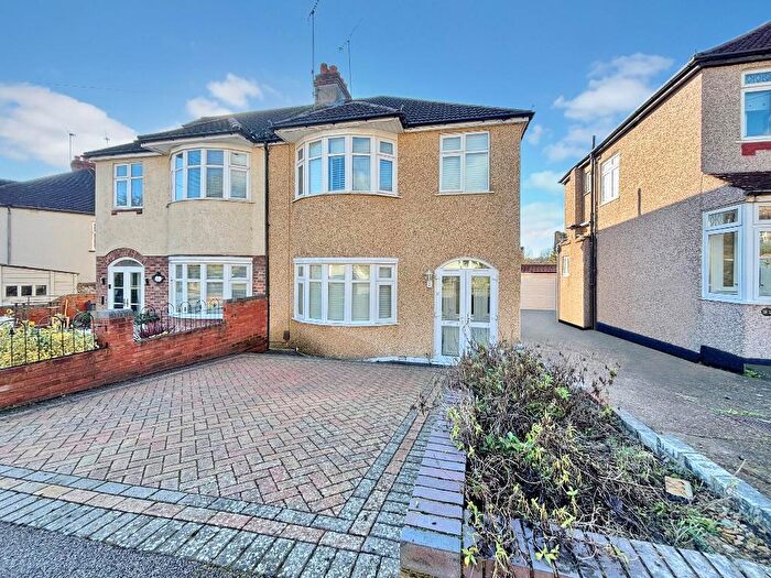 3 Bedroom Semi-Detached House For Sale In Ingham Road, Selsdon, South Croydon, CR2