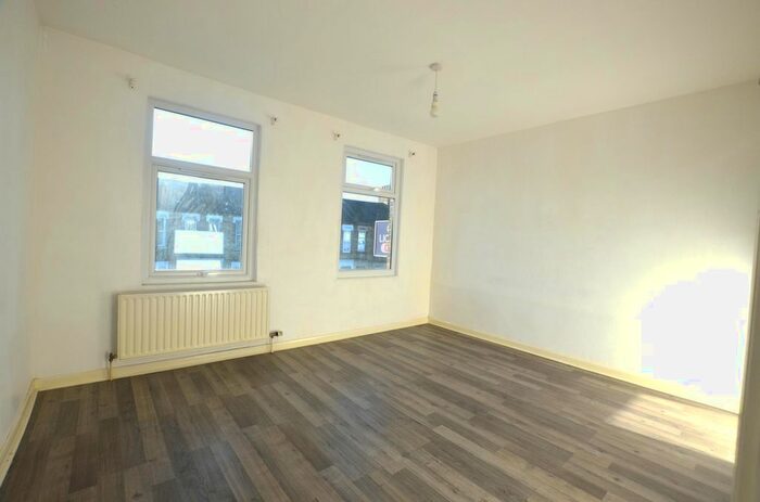 3 Bedroom Flat To Rent In Lancaster Road, Enfield, EN2