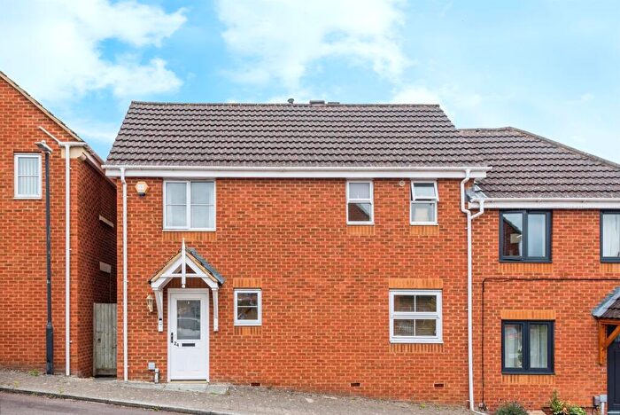 3 Bedroom Semi-Detached House For Sale In Mason Road, Swindon, SN25