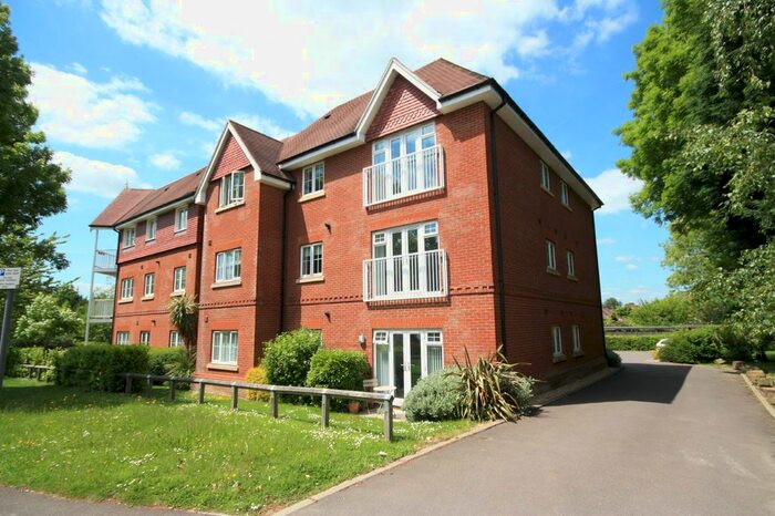 2 Bedroom Flat To Rent In Hurst Court, Horsham, RH12