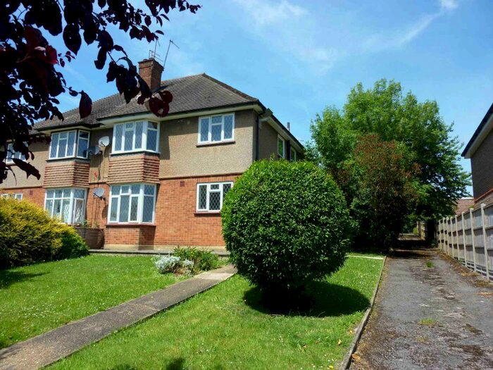 2 Bedroom Flat To Rent In Park Avenue, Bushey, WD23