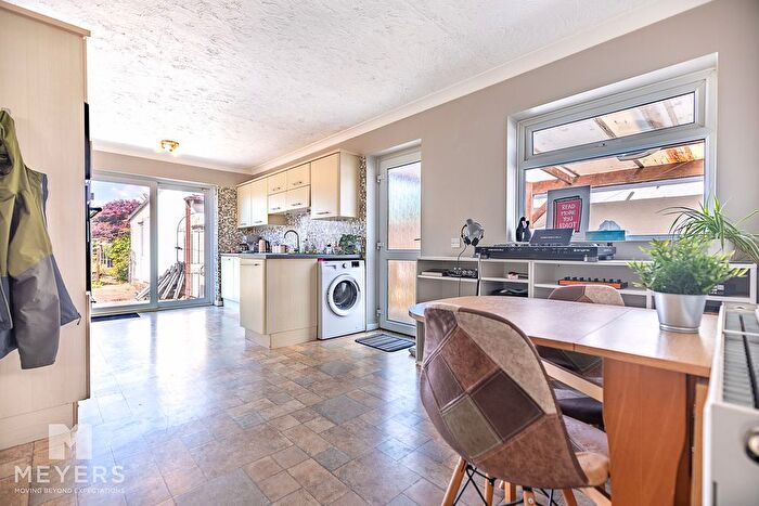 3 Bedroom Detached Bungalow For Sale In Columbia Trees Lane, Bournemouth, BH10