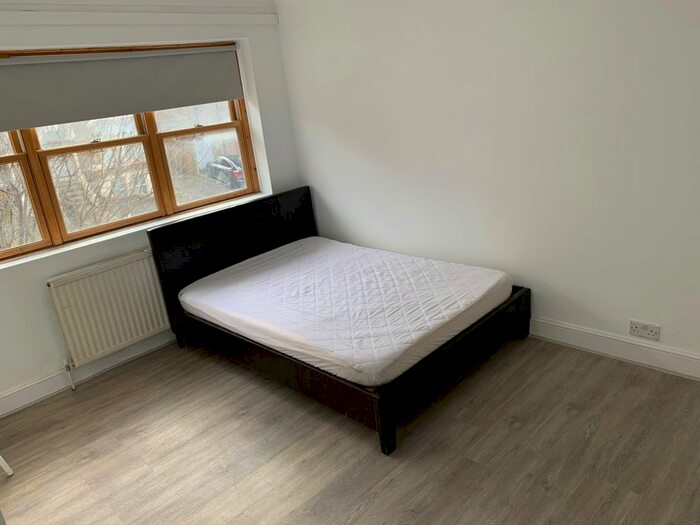 Studio To Rent In Station Road, London, NW4